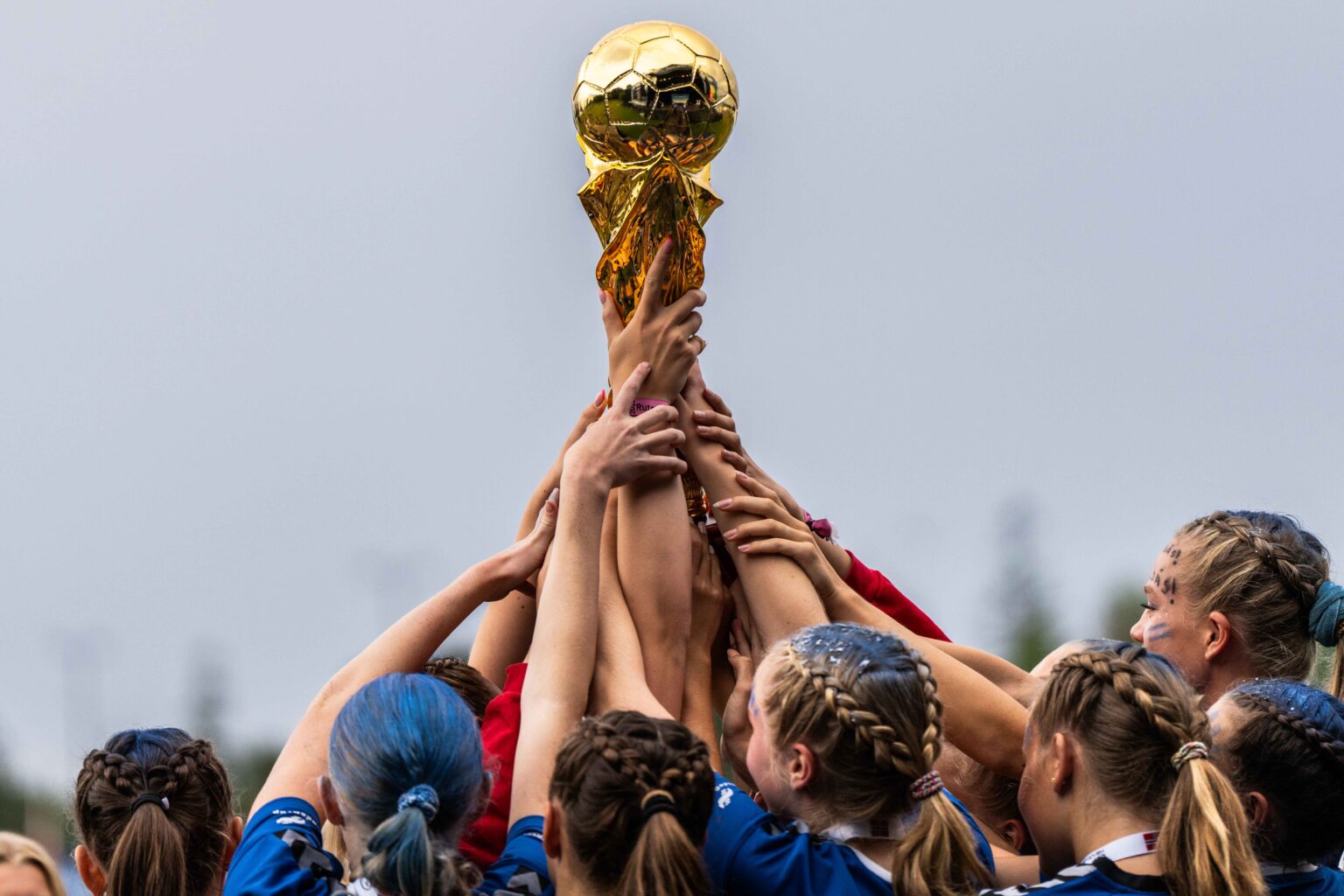 Spillere løfter pokalen på Norway Cup