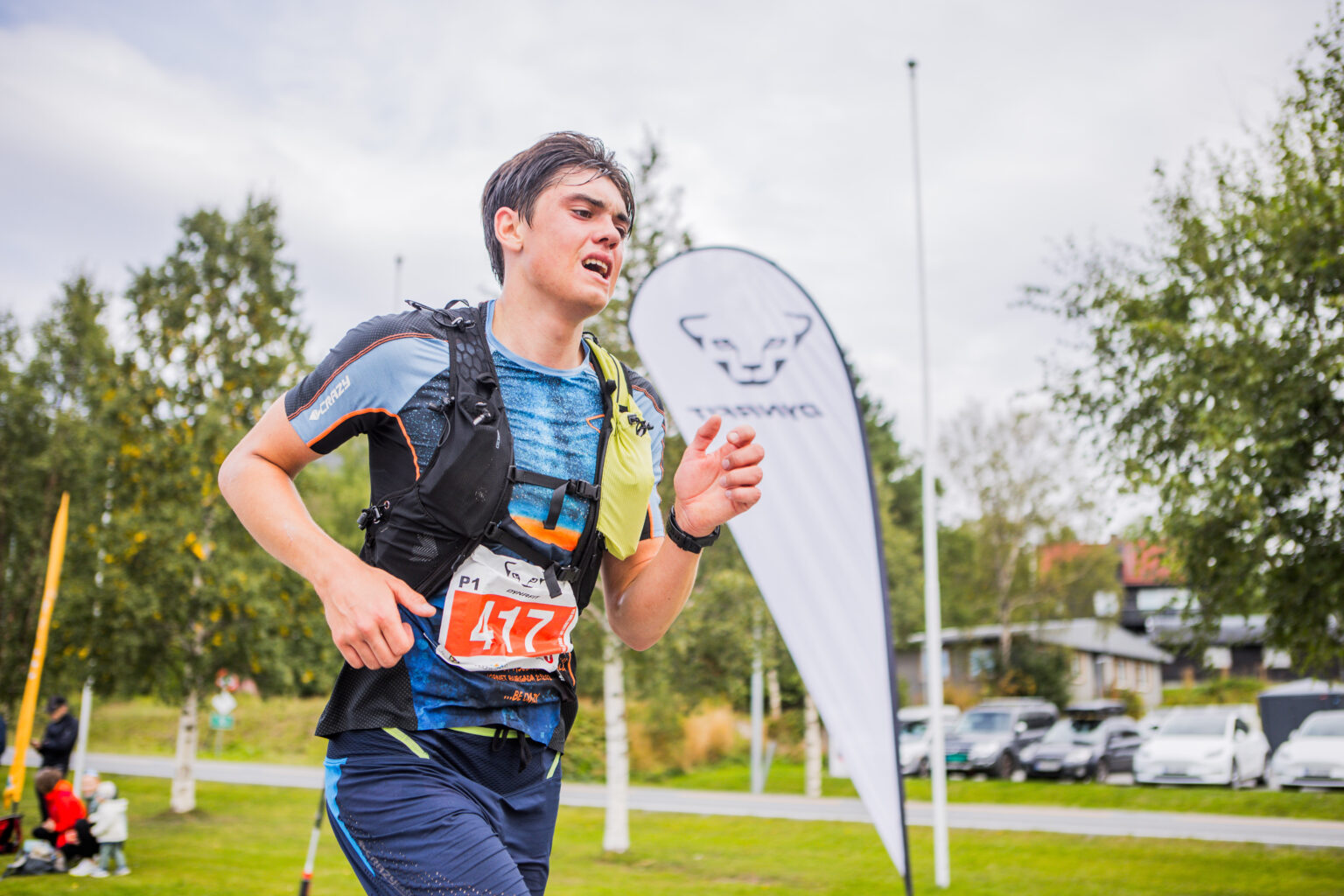 Løper ved Dynafit-flagg, Oppdal Fjellmaraton 2025