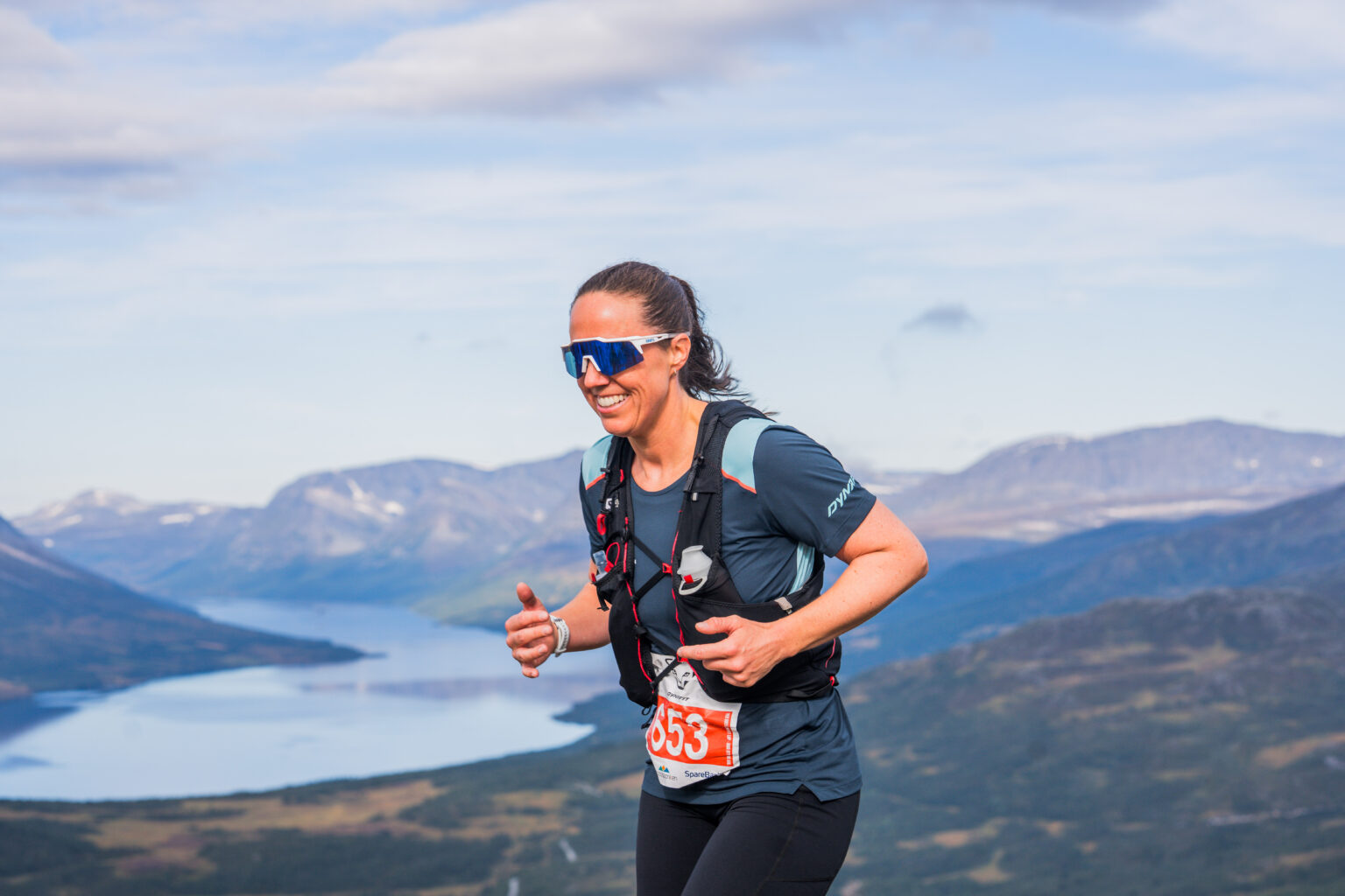 Løper med utsikt over fjellvannet, Oppdal Fjellmaraton 2025