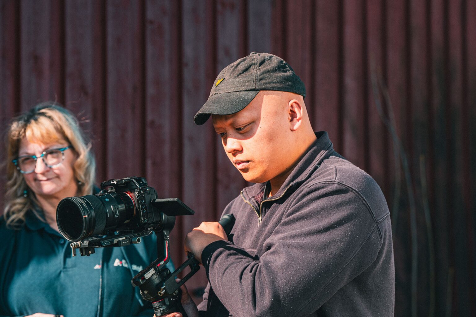 Filmfotograf og kunde ser på opptak sammen