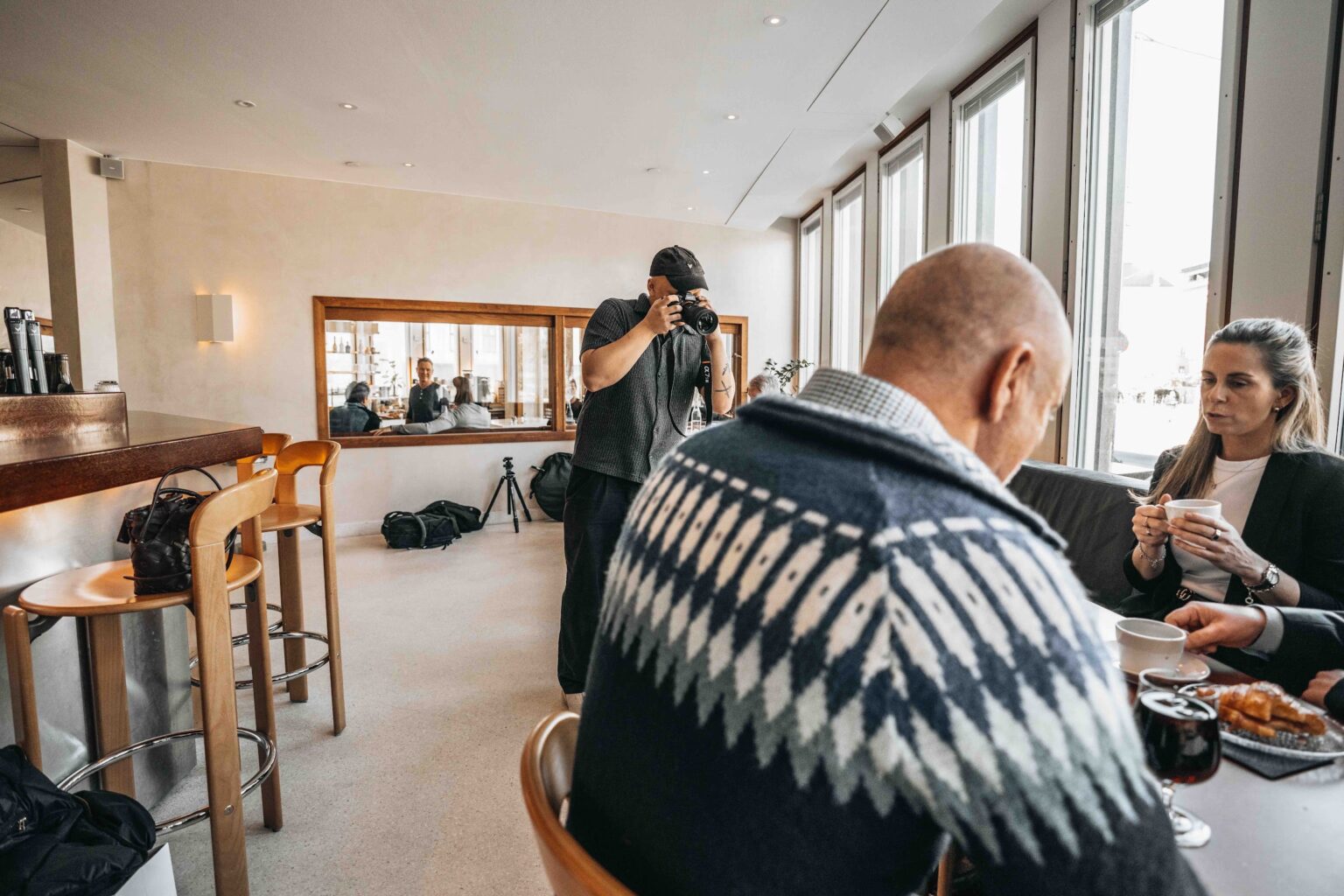 Planleggingsmøte med kunden rundt bordet