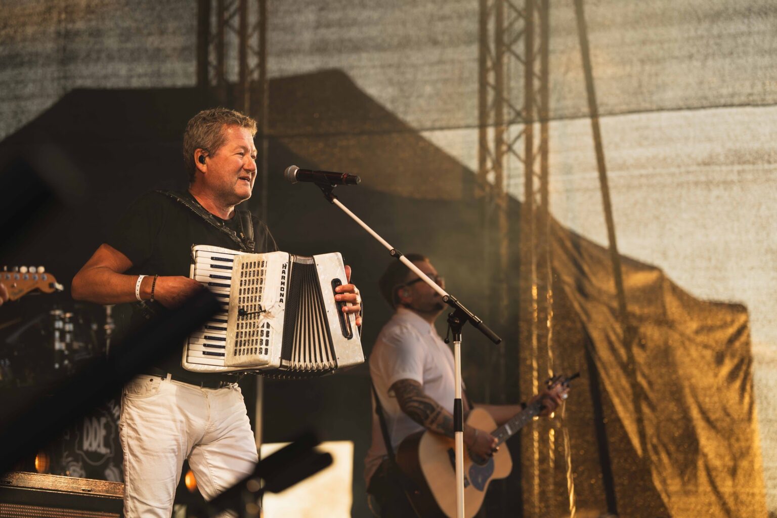 Bjarne Brøndbo med trekkspill på scenen
