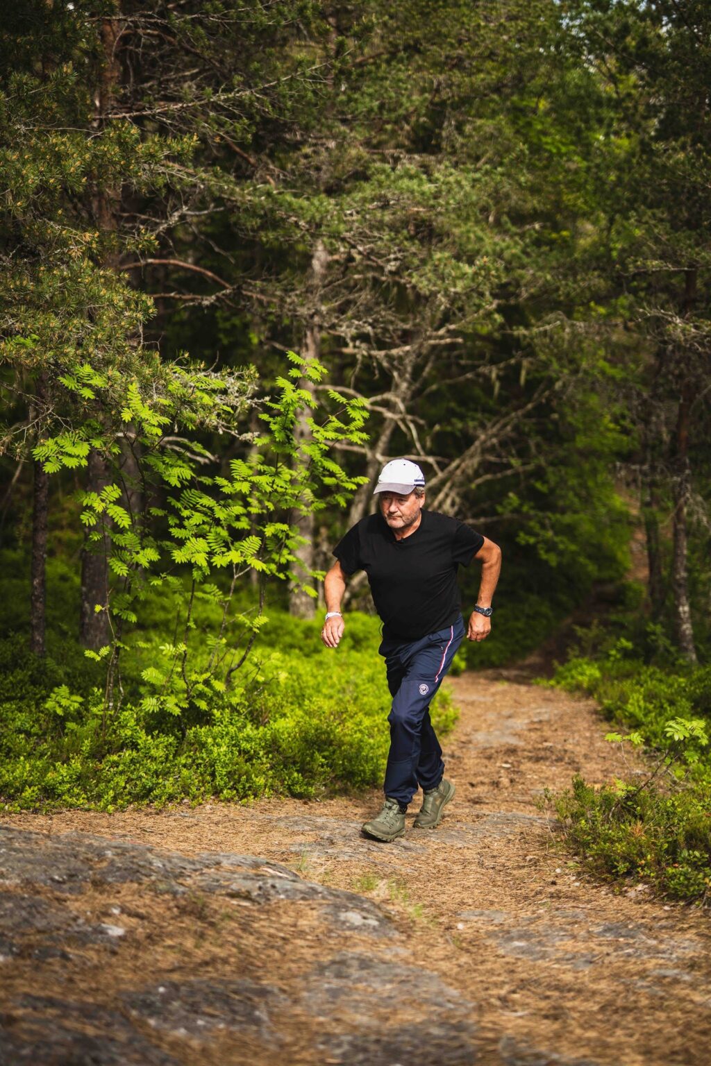 Bjarne Brøndbo på tur i skogen