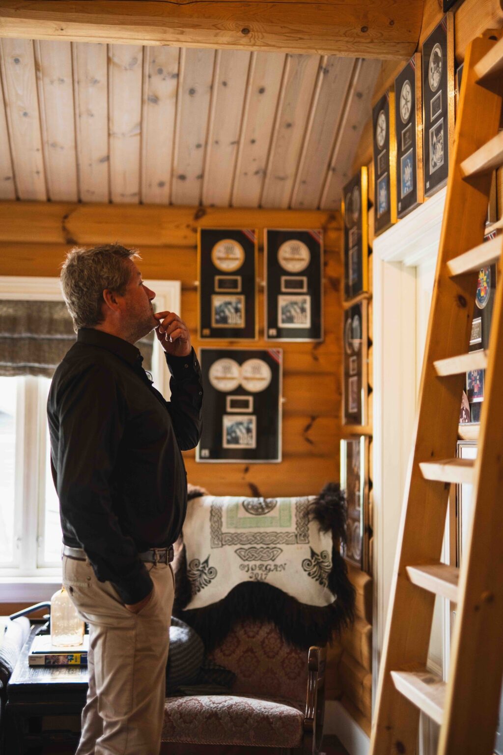 Bjarne Brøndbo i stua med platene på veggen